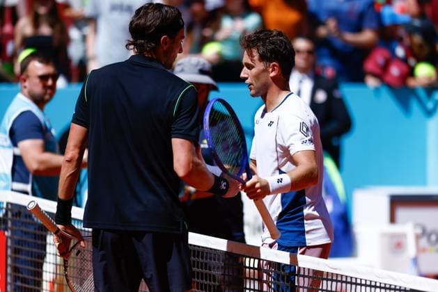 April 25, 2025, Madrid, Madrid, Spain: Casper Ruud of Norway saludates to Arthur Rinderknech of France during the Mutua Madrid Open 2025, ATP, Tennis Herren Masters 1000 and WTA, Tennis Damen 1000, tennis tournament celebrated at Caja Magica on April 25, 2025 in Madrid, Spain. Madrid Spain - ZUMAa181 20250425_zaa_a181_078 Copyright: xDennisxAgyemanx