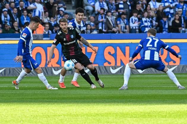Fussball 2.Bundesliga, Hertha BSC Berlin - 1.FC Magdeburg 25.04.2025, xdanx, Fussball 2.Bundesliga, Hertha BSC Berlin - 1.FC Magdeburg v.l.Diego Demme (Hertha BSC),Marcus Mathisen (1.FC Magdeburg)Ibrahim Maza (Hertha BSC),Michael Cuisance (Hertha BSC),Zweikampf, Duell, Kampf, tackle (DFL DFB REGULATIONS PROHIBIT ANY USE OF PHOTOGRAPHS as IMAGE SEQUENCES and or QUASI-VIDEO) Daniel Lakomski Mix1Press Berlin Olympiastadion Berlin Deutschland (DEU)