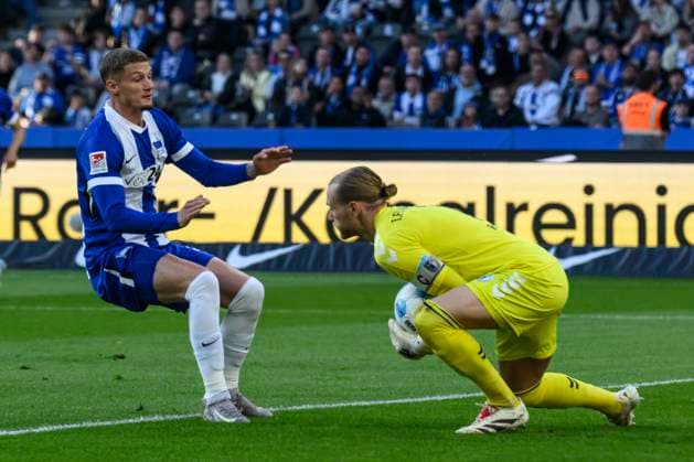 im Bild v.l.: Michael Cuisance (Hertha BSC, 27), Dominik Reimann (1.FC Magdeburg, 1), Zweikampf, Action, Kampf, kaempft um den Ball, Chance, GER, Berlin, Fussball, Hertha BSC vs 1.FC Magdeburg, DFB, Bundesliga, Spielzeit 2024 2025, DFB DFL REGULATIONS PROHIBIT ANY USE OF PHOTOGRAPHS AS IMAGE SEQUENCES AND OR QUASI-VIDEO, 25.04.2025