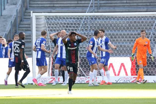 DEU, DFL, 2. FBL, Hertha BSC vs. 1.FC Magdeburg, 25.04.2025, Berliner Olympiastadion, Berlin, DEU, DFL, 2. FBL, Hertha BSC vs. 1.FC Magdeburg, im Bild Toni Leistner (Hertha BSC Berlin 37), Lubambo Musonda (1.FC Magdeburg 19) DFL - regulations prohibit any use of Photographs as image sequences and or quasi-video
