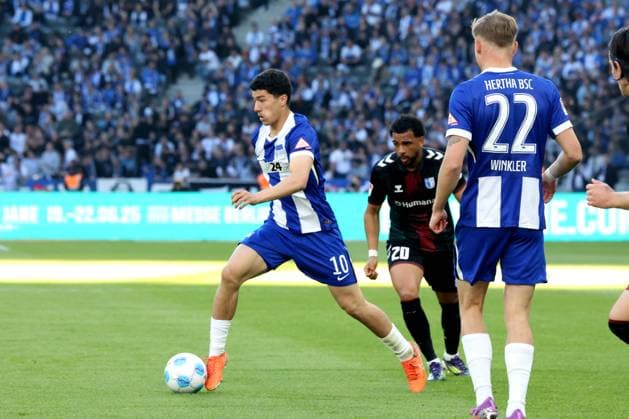 DEU, DFL, 2. FBL, Hertha BSC vs. 1.FC Magdeburg, 25.04.2025, Berliner Olympiastadion, Berlin, DEU, DFL, 2. FBL, Hertha BSC vs. 1.FC Magdeburg, im Bild Palko Dardai (Hertha BSC Berlin 20), Xavier Amaechi (1.FC Magdeburg 20) DFL - regulations prohibit any use of Photographs as image sequences and or quasi-video