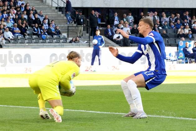 DEU, DFL, 2. FBL, Hertha BSC vs. 1.FC Magdeburg, 25.04.2025, Berliner Olympiastadion, Berlin, DEU, DFL, 2. FBL, Hertha BSC vs. 1.FC Magdeburg, im Bild Michael Cuisance (Hertha BSC Berlin 27), Dominik Reimann (1.FC Magdeburg 1) DFL - regulations prohibit any use of Photographs as image sequences and or quasi-video
