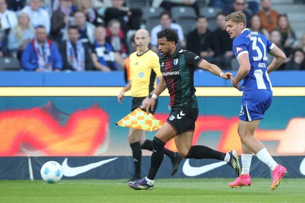 25.04.2025, xtgx, Fussball - 2.Bundesliga, Hertha BSC Berlin - 1.FC Magdeburg emspor, v.l. Xavier Amaechi (Magdeburg, 20), Marton Dardai (Hertha, 31) Zweikampf, Duell, Kampf, tackle (DFL DFB REGULATIONS PROHIBIT ANY USE OF PHOTOGRAPHS as IMAGE SEQUENCES and or QUASI-VIDEO) Berlin