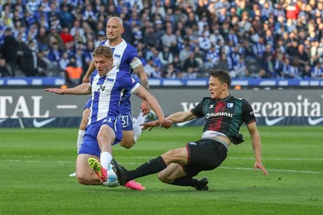 25.04.2025, xtgx, Fussball - 2.Bundesliga, Hertha BSC Berlin - 1.FC Magdeburg emspor, v.l. Marton Dardai (Hertha, 31), Martijn Kaars (Magdeburg, 9) Zweikampf, Duell, Kampf, tackle (DFL DFB REGULATIONS PROHIBIT ANY USE OF PHOTOGRAPHS as IMAGE SEQUENCES and or QUASI-VIDEO) Berlin