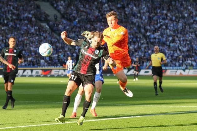 25.04.2025, xtgx, Fussball - 2.Bundesliga, Hertha BSC Berlin - 1.FC Magdeburg emspor, v.l. Tjark Ernst (Hertha, 1), Alexander Nollenberger (Magdeburg, 17 ) Zweikampf, Duell, Kampf, tackle (DFL DFB REGULATIONS PROHIBIT ANY USE OF PHOTOGRAPHS as IMAGE SEQUENCES and or QUASI-VIDEO) Berlin