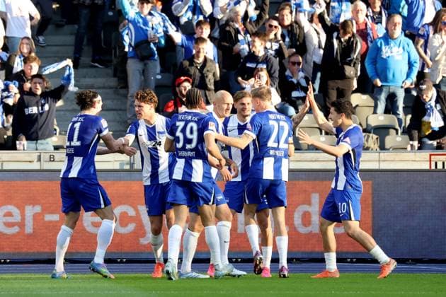 DEU, DFL, 2. FBL, Hertha BSC vs. 1.FC Magdeburg, 25.04.2025, Berliner Olympiastadion, Berlin, DEU, DFL, 2. FBL, Hertha BSC vs. 1.FC Magdeburg, im Bild 1:1 durch Linus Gechter (Hertha BSC Berlin 44), Toni Leistner (Hertha BSC Berlin 37), Fabian Reese (Hertha BSC Berlin 11), Ibrahim Maza (Hertha BSC Berlin 10), Hertha-Spielerkreis DFL - regulations prohibit any use of Photographs as image sequences and or quasi-video