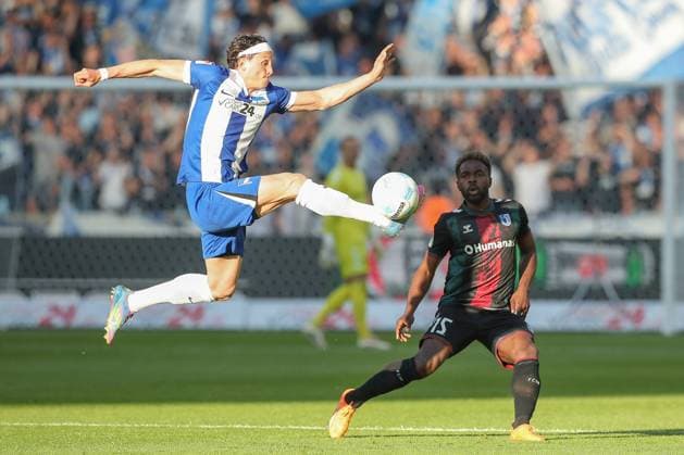 Sport Bilder des Tages 25.04.2025, xtgx, Fussball - 2.Bundesliga, Hertha BSC Berlin - 1.FC Magdeburg emspor, v.l. Fabian Reese (Hertha, 11), Daniel Heber (Magdeburg, 15) Zweikampf, Duell, Kampf, tackle (DFL DFB REGULATIONS PROHIBIT ANY USE OF PHOTOGRAPHS as IMAGE SEQUENCES and or QUASI-VIDEO) Berlin