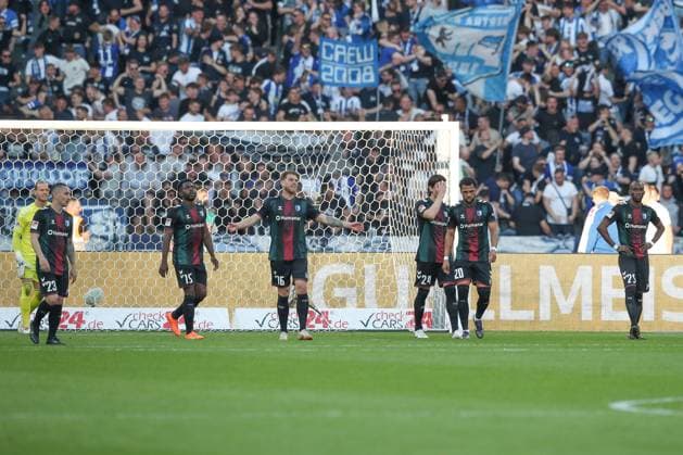 25.04.2025, xtgx, Fussball - 2.Bundesliga, Hertha BSC Berlin - 1.FC Magdeburg emspor, v.l. Baris Atik (Magdeburg, 23), Daniel Heber (Magdeburg, 15), Marcus Mathisen (Magdeburg, 16), Jean Hugonet (Magdeburg, 24), Xavier Amaechi (Magdeburg, 20), Silas Gnaka (Magdeburg, 25) enttaeuscht, schaut enttaeuscht, niedergeschlagen, disappointed (DFL DFB REGULATIONS PROHIBIT ANY USE OF PHOTOGRAPHS as IMAGE SEQUENCES and or QUASI-VIDEO) Berlin