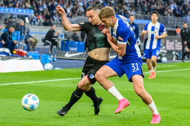 im Bild v.l.: Baris Atik (1.FC Magdeburg, 23), Marton Dardai (Hertha BSC, 31), Zweikampf, Action, Kampf, kaempft um den Ball, GER, Berlin, Fussball, Hertha BSC vs 1.FC Magdeburg, DFB, Bundesliga, Spielzeit 2024 2025, DFB DFL REGULATIONS PROHIBIT ANY USE OF PHOTOGRAPHS AS IMAGE SEQUENCES AND OR QUASI-VIDEO, 25.04.2025