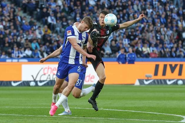 25.04.2025, xtgx, Fussball - 2.Bundesliga, Hertha BSC Berlin - 1.FC Magdeburg emspor, v.l. Marton Dardai (Hertha, 31), Martijn Kaars (Magdeburg, 9) Zweikampf, Duell, Kampf, tackle (DFL DFB REGULATIONS PROHIBIT ANY USE OF PHOTOGRAPHS as IMAGE SEQUENCES and or QUASI-VIDEO) Berlin