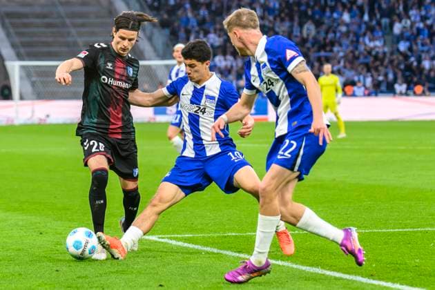 im Bild v.l.: Jean Hugonet (1.FC Magdeburg, 24), Ibrahim Maza (Hertha BSC, 10), Marten Winkler (Hertha BSC, 22), Zweikampf, Action, Kampf, kaempft um den Ball, GER, Berlin, Fussball, Hertha BSC vs 1.FC Magdeburg, DFB, Bundesliga, Spielzeit 2024 2025, DFB DFL REGULATIONS PROHIBIT ANY USE OF PHOTOGRAPHS AS IMAGE SEQUENCES AND OR QUASI-VIDEO, 25.04.2025