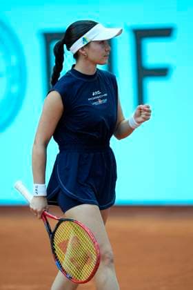 April 25, 2025, Madrid, Madrid, Spain: Eva Lys of Germany in action against Jessica Pegula of USA during the Mutua Madrid Open 2025, ATP, Tennis Herren Masters 1000 and WTA, Tennis Damen 1000 tennis tournament, celebrated at Caja Magica on April 25, 2025 in Madrid, Spain. Madrid Spain - ZUMAa181 20250425_zaa_a181_211 Copyright: xOscarxJ.xBarrosox
