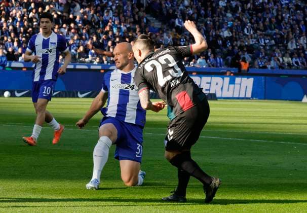 Toni Leistner, Hertha BSC , Baris Atik, 1. FC Magdeburg, Deutschland, Berlin, Olympiastadion, Fussball, Herren, Saison 2024 2025, 2. Bundesliga (31. Spieltag), Hertha BSC - 1. FC Magdeburg