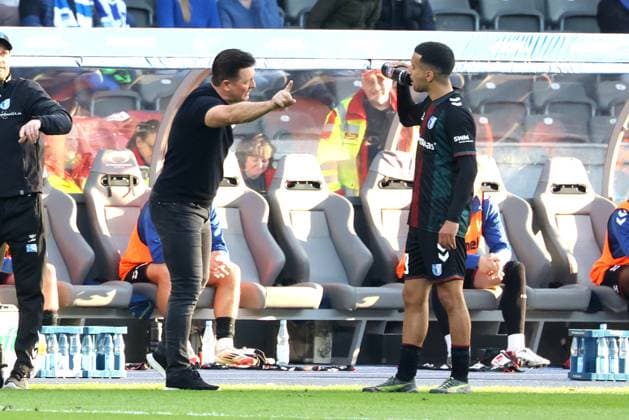 DEU, DFL, 2. FBL, Hertha BSC vs. 1.FC Magdeburg, 25.04.2025, Berliner Olympiastadion, Berlin, DEU, DFL, 2. FBL, Hertha BSC vs. 1.FC Magdeburg, im Bild Trainer Christian Tietz (1.FC Magdeburg), Livan Burcu (1.FC Magdeburg 29) DFL - regulations prohibit any use of Photographs as image sequences and or quasi-video