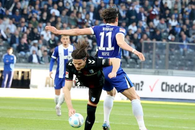DEU, DFL, 2. FBL, Hertha BSC vs. 1.FC Magdeburg, 25.04.2025, Berliner Olympiastadion, Berlin, DEU, DFL, 2. FBL, Hertha BSC vs. 1.FC Magdeburg, im Bild Fabian Reese (Hertha BSC Berlin 11), Jean Hugonet (1.FC Magdeburg 24) DFL - regulations prohibit any use of Photographs as image sequences and or quasi-video