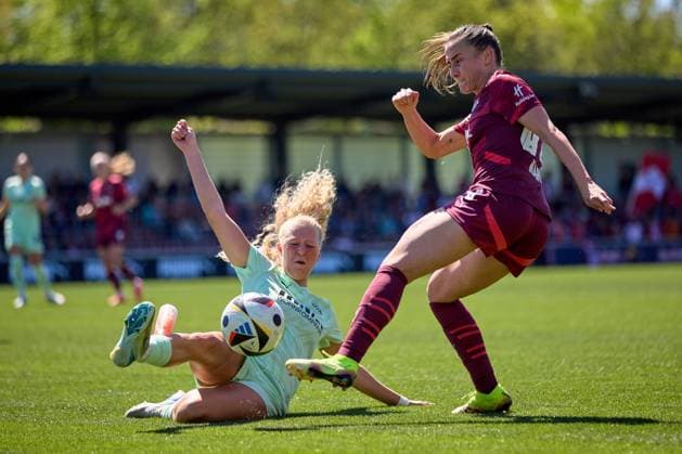 26.04.2025, GER, Frauenfußball, BL, 2024 2025, RB Leipzig - SGS Essen Julie Terlinden (2, SGS Essen, li.), Lara Marti (30, RB Leipzig), Aktion, Zweikampf um Ball Leipzig Trainingszentrum der Roten Bulle Sachsen Deutschland