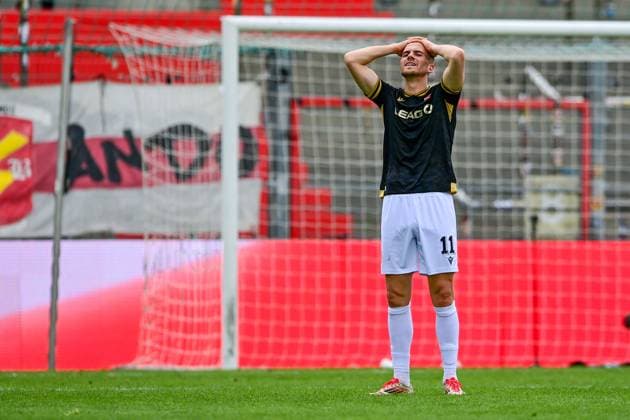 Phil Halbauer (Cottbus, 11) nach Spielende enttäuscht schauend, Enttäuschung, Frustration, disappointed, pessimistisch, Freisteller, Einzelbild, Aktion, Action, 26.04.2025, Unterhaching (Deutschland), Fussball, 3. Liga, SpVgg Unterhaching - FC Energie Cottbus, DFB DFL REGULATIONS PROHIBIT ANY USE OF PHOTOGRAPHS AS IMAGE SEQUENCES AND OR QUASI-VIDEO.