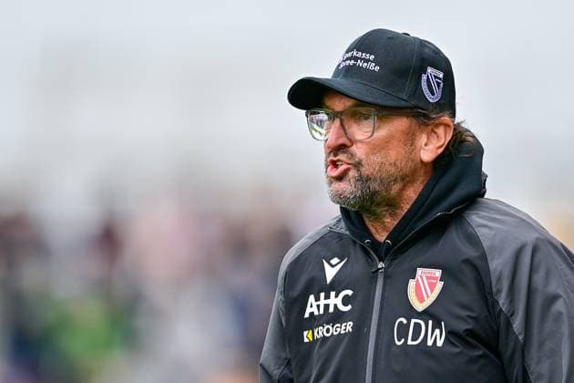 Trainer Claus-Dieter Wollitz (Cottbus) schreit, rufend, Porträt, Portrait, Einzelbild, Aktion, Action, 26.04.2025, Unterhaching (Deutschland), Fussball, 3. Liga, SpVgg Unterhaching - FC Energie Cottbus, DFB DFL REGULATIONS PROHIBIT ANY USE OF PHOTOGRAPHS AS IMAGE SEQUENCES AND OR QUASI-VIDEO.