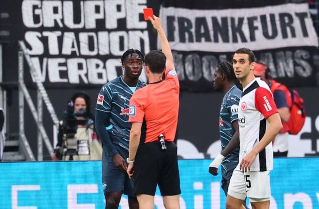 Sport Bilder des Tages Frankfurt - RB Leipzig Bundesliga Frankfurt, 26.04.2025, Waldstadion, Fussball Bundesliga, Spieltag 31 , SG Eintracht Frankfurt vs. RB Leipzig , Platzverweis. Im Bild: Schiedsrichter Dr. Matthias Joellenbeck zeigt El Chadaille Bitshiabu (li., 5, RB Leipzig) die rote Karte , DFL Êregulations prohibit any use of photographs as image sequences and or quasi-video. ,