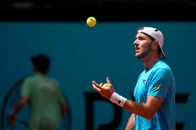 April 26, 2025, Madrid, Madrid, Spain: Jan-Lennard Struff of Germany in action against Stefanos Tsitsipas of Greece during the Mutua Madrid Open 2025, ATP, Tennis Herren Masters 1000 and WTA, Tennis Damen 1000 tennis tournament, celebrated at Caja Magica on April 26, 2025 in Madrid, Spain. Madrid Spain - ZUMAa181 20250426_zaa_a181_103 Copyright: xOscarxJ.xBarrosox