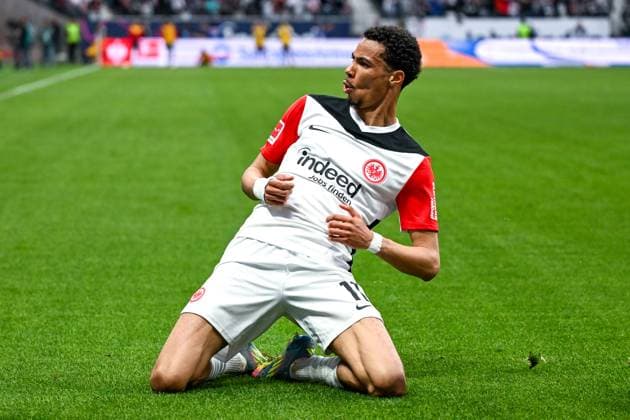 Hugo Ekitike (Eintracht Frankfurt, 11) bejubelt das Tor zum 3:0, GER, Eintracht Frankfurt vs. RB Leipzig, Fussball, 1. Bundesliga, 31. Spieltag, Saison 2024 2025, 26.04.2025. DFL REGULATIONS PROHIBIT ANY USE OF PHOTOGRAPHS as IMAGE SEQUENCES and or QUASI-VIDEO. GER, Eintracht Frankfurt vs. RB Leipzig, Fussball, 1. Bundesliga, 31. Spieltag, Saison 2024 2025, 26.04.2025. Frankfurt am Main Copyright: xEibner-Pressefoto FlorianxWiegandx EP_FWD