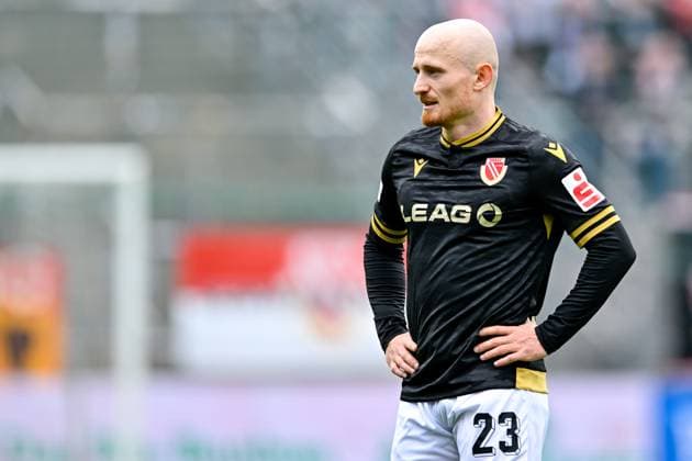 Maximilian Krauß (Cottbus, 23) enttäuscht schauend, Enttäuschung, Frustration, disappointed, pessimistisch, Einzelbild, Aktion, Action, 26.04.2025, Unterhaching (Deutschland), Fussball, 3. Liga, SpVgg Unterhaching - FC Energie Cottbus, DFB DFL REGULATIONS PROHIBIT ANY USE OF PHOTOGRAPHS AS IMAGE SEQUENCES AND OR QUASI-VIDEO.