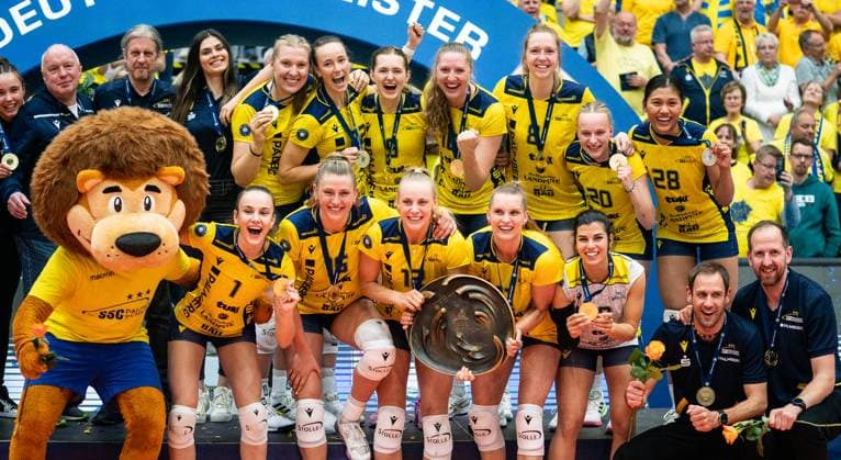 26.4..2025, Volleyball, Frauen, VBL, 1. VBL, 1. Volleyball-Bundesliga, Saison 2024725, Playoff, Finale, 3. Spiel, SSC Palmberg Schwerin - Dresdner SC Die Volleyballerinnen des SSC Palmberg Schwerin posieren mit der Meisterschale für das Mannschaftsfoto. Schwerin Palmberg Arena Mecklenburg-Vorpommern Deutschland