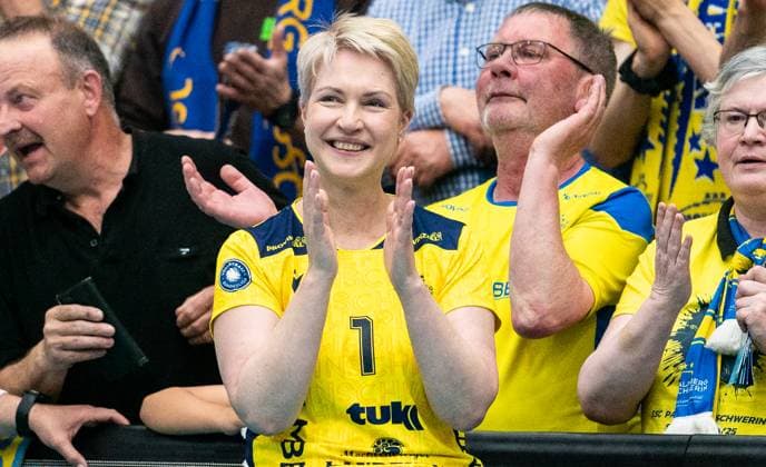 26.4..2025, Volleyball, Frauen, VBL, 1. VBL, 1. Volleyball-Bundesliga, Saison 2024725, Playoff, Finale, 3. Spiel, SSC Palmberg Schwerin - Dresdner SC Manuela Schwesig, Ministerin von Mecklenburg-Vorpommern, feiert im Trikot des SSC Palmberg Schwerin den Gewinn des Deutschen Meistertitels. Schwerin Palmberg Arena Mecklenburg-Vorpommern Deutschland