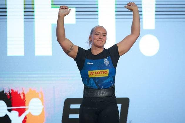 Milena Thiele (AV 03 Speyer) Stossen, Jubel, Freude GER, Deutsche Mannschaftsmeisterschaft Gewichtheben, Bundesliga-Finale im Gewichtheben, Deutsche Mannschaftsmeisterschaft, 1. Bundesliga, Saison 2024 2025, 26.04.2025 GER, Deutsche Mannschaftsmeisterschaft Gewichtheben, Bundesliga-Finale im Gewichtheben, Deutsche Mannschaftsmeisterschaft, 1. Bundesliga, Saison 2024 2025, 26.04.2025 Heidelberg