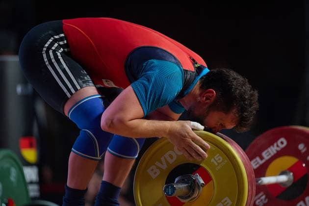 Jakob Neufeld (SV Germania Obrigheim) kuesst die Hantel vor Freude GER, Deutsche Mannschaftsmeisterschaft Gewichtheben, Bundesliga-Finale im Gewichtheben, Deutsche Mannschaftsmeisterschaft, 1. Bundesliga, Saison 2024 2025, 26.04.2025 GER, Deutsche Mannschaftsmeisterschaft Gewichtheben, Bundesliga-Finale im Gewichtheben, Deutsche Mannschaftsmeisterschaft, 1. Bundesliga, Saison 2024 2025, 26.04.2025 Heidelberg