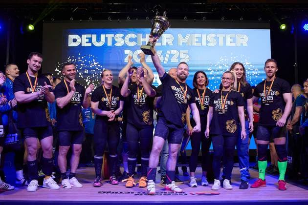 Deutscher Mannschaftsmeister 2024 2025 das Team vom Athletenverein 1903 e. V. Speyer, Siegerfoto GER, Deutsche Mannschaftsmeisterschaft Gewichtheben, Bundesliga-Finale im Gewichtheben, Deutsche Mannschaftsmeisterschaft, 1. Bundesliga, Saison 2024 2025, 26.04.2025 GER, Deutsche Mannschaftsmeisterschaft Gewichtheben, Bundesliga-Finale im Gewichtheben, Deutsche Mannschaftsmeisterschaft, 1. Bundesliga, Saison 2024 2025, 26.04.2025 Heidelberg