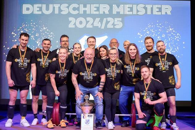 Deutscher Mannschaftsmeister 2024 2025 das Team vom Athletenverein 1903 e. V. Speyer, Siegerfoto GER, Deutsche Mannschaftsmeisterschaft Gewichtheben, Bundesliga-Finale im Gewichtheben, Deutsche Mannschaftsmeisterschaft, 1. Bundesliga, Saison 2024 2025, 26.04.2025 GER, Deutsche Mannschaftsmeisterschaft Gewichtheben, Bundesliga-Finale im Gewichtheben, Deutsche Mannschaftsmeisterschaft, 1. Bundesliga, Saison 2024 2025, 26.04.2025 Heidelberg