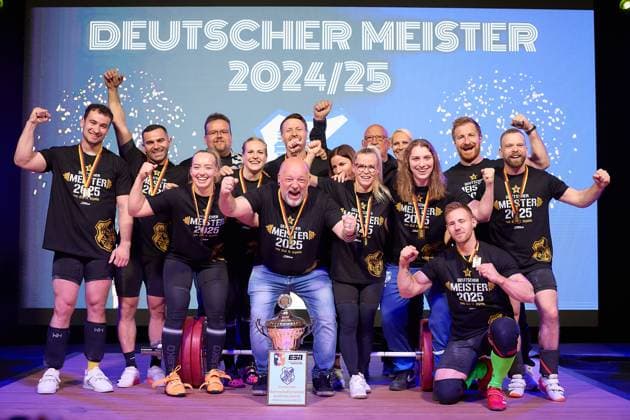 Deutscher Mannschaftsmeister 2024 2025 das Team vom Athletenverein 1903 e. V. Speyer, Siegerfoto GER, Deutsche Mannschaftsmeisterschaft Gewichtheben, Bundesliga-Finale im Gewichtheben, Deutsche Mannschaftsmeisterschaft, 1. Bundesliga, Saison 2024 2025, 26.04.2025 GER, Deutsche Mannschaftsmeisterschaft Gewichtheben, Bundesliga-Finale im Gewichtheben, Deutsche Mannschaftsmeisterschaft, 1. Bundesliga, Saison 2024 2025, 26.04.2025 Heidelberg