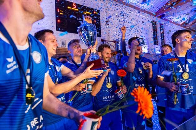 26.04.2025, GER, Volleyball, 2.BL Maenner Sued, Saison 2024 2025, Blue Volleys Gotha - Ceratonia Volleys Eltmann die Mannschaft der Blue Volleys Gotha wird Meister in der 2.Bundesliga Maenner Sued, Saison 24 25, im Bild Robert Werner (Blue Volleys Gotha), Tomasz Gorski (Blue Volleys Gotha), Justus Krausse (Blue Volleys Gotha), Richard Werner (Blue Volleys Gotha), Dominik Duchac (Blue Volleys Gotha), Finn Jansen (Blue Volleys Gotha), Tim Wagner (Blue Volleys Gotha), Maximum Crowder (Blue Volleys Gotha), Daniel Mark Ridings (Blue Volleys Gotha), Len Spankowski (Blue Volleys Gotha), Christoph Assmann (Blue Volleys Gotha), Hannes Krochmann (Blue Volleys Gotha), Erik Niederluecke (Blue Volleys Gotha) 99867 Gotha Sporthalle Sportanlage Ernesti Thüringen Deutschland