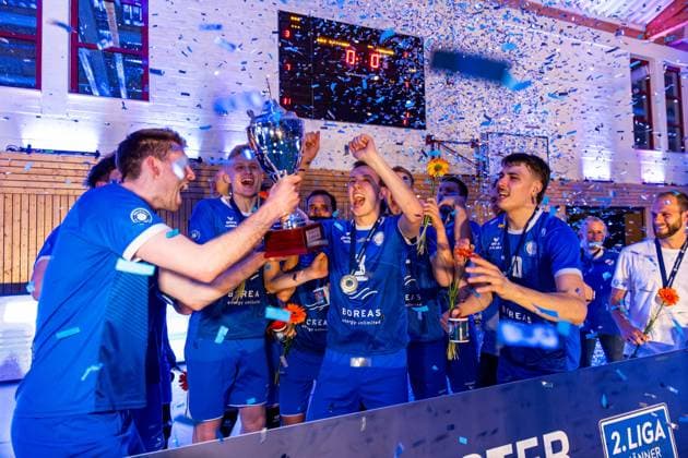 26.04.2025, GER, Volleyball, 2.BL Maenner Sued, Saison 2024 2025, Blue Volleys Gotha - Ceratonia Volleys Eltmann die Mannschaft der Blue Volleys Gotha wird Meister in der 2.Bundesliga Maenner Sued, Saison 24 25, im Bild Robert Werner (Blue Volleys Gotha), Tomasz Gorski (Blue Volleys Gotha), Justus Krausse (Blue Volleys Gotha), Richard Werner (Blue Volleys Gotha), Dominik Duchac (Blue Volleys Gotha), Finn Jansen (Blue Volleys Gotha), Tim Wagner (Blue Volleys Gotha), Maximum Crowder (Blue Volleys Gotha), Daniel Mark Ridings (Blue Volleys Gotha), Len Spankowski (Blue Volleys Gotha), Christoph Assmann (Blue Volleys Gotha), Hannes Krochmann (Blue Volleys Gotha), Erik Niederluecke (Blue Volleys Gotha) 99867 Gotha Sporthalle Sportanlage Ernesti Thüringen Deutschland
