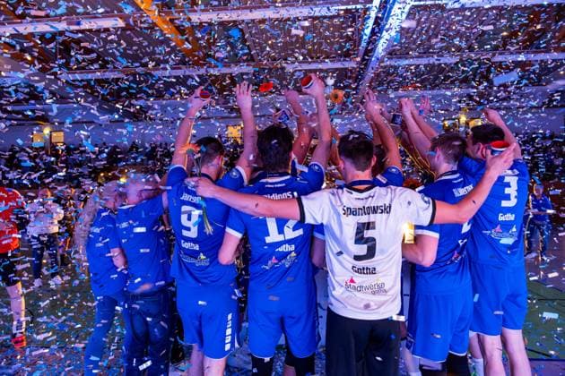 26.04.2025, GER, Volleyball, 2.BL Maenner Sued, Saison 2024 2025, Blue Volleys Gotha - Ceratonia Volleys Eltmann die Mannschaft der Blue Volleys Gotha wird Meister in der 2.Bundesliga Maenner Sued, Saison 24 25, im Bild Robert Werner (Blue Volleys Gotha), Tomasz Gorski (Blue Volleys Gotha), Justus Krausse (Blue Volleys Gotha), Richard Werner (Blue Volleys Gotha), Dominik Duchac (Blue Volleys Gotha), Finn Jansen (Blue Volleys Gotha), Tim Wagner (Blue Volleys Gotha), Maximum Crowder (Blue Volleys Gotha), Daniel Mark Ridings (Blue Volleys Gotha), Len Spankowski (Blue Volleys Gotha), Christoph Assmann (Blue Volleys Gotha), Hannes Krochmann (Blue Volleys Gotha), Erik Niederluecke (Blue Volleys Gotha) 99867 Gotha Sporthalle Sportanlage Ernesti Thüringen Deutschland