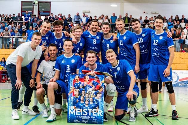 26.04.2025, GER, Volleyball, 2.BL Maenner Sued, Saison 2024 2025, Blue Volleys Gotha - Ceratonia Volleys Eltmann Erik Niederluecke (Blue Volleys Gotha) verlässt die Blue Volleys Gotha und wird vor dem Spiel verabschiedet, als Dankeschön der Mannschaft wird eine Kollage zum Meistertitel überreicht, mit im Bild Robert Werner (Blue Volleys Gotha), Tomasz Gorski (Blue Volleys Gotha), Justus Krausse (Blue Volleys Gotha), Richard Werner (Blue Volleys Gotha), Dominik Duchac (Blue Volleys Gotha), Finn Jansen (Blue Volleys Gotha), Tim Wagner (Blue Volleys Gotha), Maximum Crowder (Blue Volleys Gotha), Daniel Mark Ridings (Blue Volleys Gotha), Len Spankowski (Blue Volleys Gotha), Christoph Assmann (Blue Volleys Gotha), Hannes Krochmann (Blue Volleys Gotha) 99867 Gotha Sporthalle Sportanlage Ernesti Thüringen Deutschland