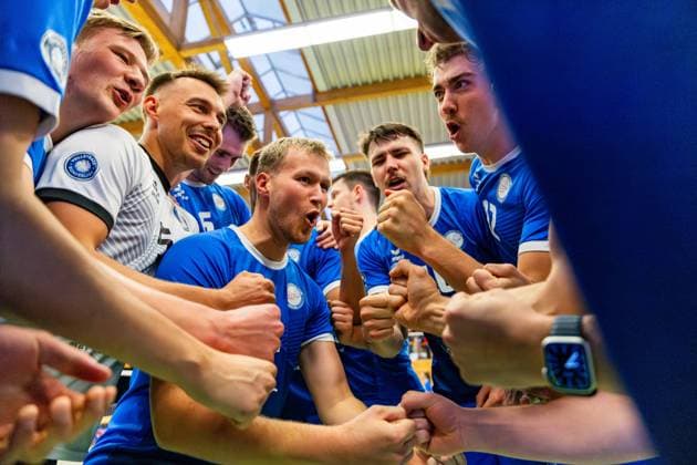 26.04.2025, GER, Volleyball, 2.BL Maenner Sued, Saison 2024 2025, Blue Volleys Gotha - Ceratonia Volleys Eltmann die Blue Volleys sind Meister in der 2.Volleyball Bundesliga Maenner Sued Saison 2024 2025, im Bild Tim Wagner (Blue Volleys Gotha, Len Spankowski (Blue Volleys Gotha), Richard Werner (Blue Volleys Gotha), Daniel Mark Ridings (Blue Volleys Gotha), Maximum Crowder (Blue Volleys Gotha) 99867 Gotha Sporthalle Sportanlage Ernesti Thüringen Deutschland