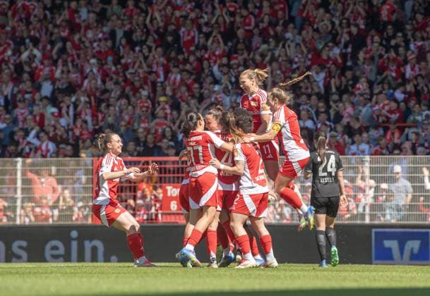 Fussball, Frauen, Saison 2024 2025, 2. Bundesliga (23. Spieltag), 1. FC Union Berlin - Borussia Mönchengladbach, v. l. Pia Metzker (1. FC Union), Athanasia Moraitou (1. FC Union), Anna Weiß (1. FC Union), Marie Becker (1. FC Union), Tomke Schneider (1. FC Union), Dina Orschmann (1. FC Union), Lisa Heiseler (1. FC Union), Jubel nach Tor zum 1:0, 27.04.2025, Copyright: xSebastianxRäppold MatthiasxKochx