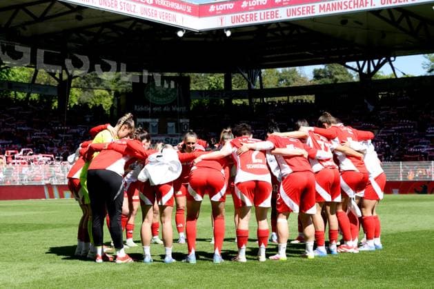 DEU, 2.BL, Frauen, 1.FC Union vs. Borussia Moenchengladbach, 27.04.2025, Stadion Alte Foersterei, Berlin, DEU, 2.BL, Frauen, 1.FC Union vs. Borussia Moenchengladbach, im Bild: Union-Spielerinnenkreis DFL - regulations prohibit any use of Photographs as image sequences and or quasi-video