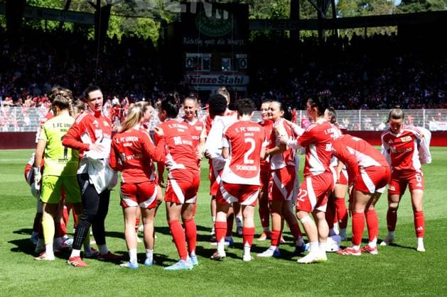 DEU, 2.BL, Frauen, 1.FC Union vs. Borussia Moenchengladbach, 27.04.2025, Stadion Alte Foersterei, Berlin, DEU, 2.BL, Frauen, 1.FC Union vs. Borussia Moenchengladbach, im Bild: Union-Spielerinnenkreis DFL - regulations prohibit any use of Photographs as image sequences and or quasi-video