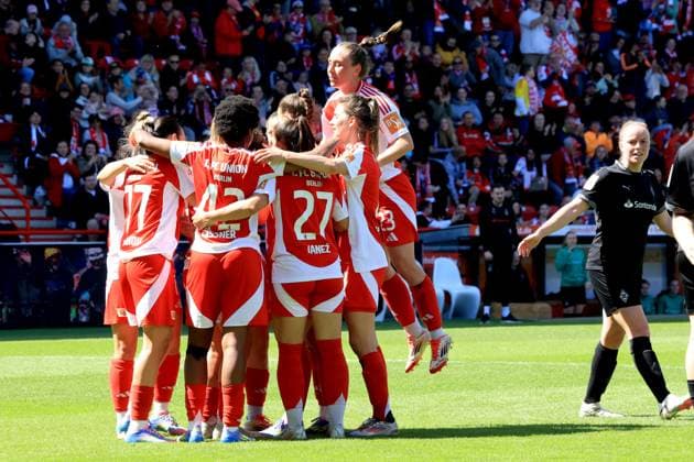 DEU, 2.BL, Frauen, 1.FC Union vs. Borussia Moenchengladbach, 27.04.2025, Stadion Alte Foersterei, Berlin, DEU, 2.BL, Frauen, 1.FC Union vs. Borussia Moenchengladbach, im Bild: 3:1 durch Lisa Heiseler (1.FC Union Berlin 7), Anna Weiss (1.FC Union Berlin 21), Naika Reissner (1.FC Union Berlin 42), Union-Spielerinnenkreis, DFL - regulations prohibit any use of Photographs as image sequences and or quasi-video