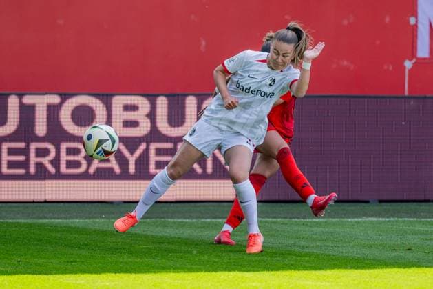 Kampf um den Ball Zweikampf zwischen Annabel Schasching (SC Freiburg Frauen, 19) und Arianna Caruso (FC Bayern Muenchen Frauen, 27). FC Bayern Muenchen Frauen vs. SC Freiburg, Fussball, Google Pixel Frauen-Bundesliga, 20. Spieltag, Saison 2024 2025, 27.04.2025. (DFL DFB REGULATIONS PROHIBIT ANY USE OF PHOTOGRAPHS as IMAGE SEQUENCES and or QUASI-VIDEO). FC Bayern Muenchen Frauen vs. SC Freiburg, Fussball, Google Pixel Frauen-Bundesliga, 20. Spieltag, Saison 2024 2025, 27.04.2025. Muenchen Copyright: xEibner-Pressefoto HeikexFeinerx EP_HFR