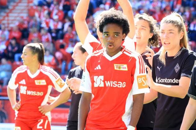 DEU, 2.BL, Frauen, 1.FC Union vs. Borussia Moenchengladbach, 27.04.2025, Stadion Alte Foersterei, Berlin, DEU, 2.BL, Frauen, 1.FC Union vs. Borussia Moenchengladbach, im Bild: Naika Reissner (1.FC Union Berlin 42), Yvonne Brietzke (Moenchengladbach 19) DFL - regulations prohibit any use of Photographs as image sequences and or quasi-video