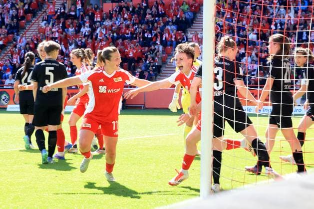 DEU, 2.BL, Frauen, 1.FC Union vs. Borussia Moenchengladbach, 27.04.2025, Stadion Alte Foersterei, Berlin, DEU, 2.BL, Frauen, 1.FC Union vs. Borussia Moenchengladbach, im Bild: 5:1 durch Thome Schneider (Moenchengladbach 2), Dina Orschmann (1.FC Union Berlin 11) DFL - regulations prohibit any use of Photographs as image sequences and or quasi-video