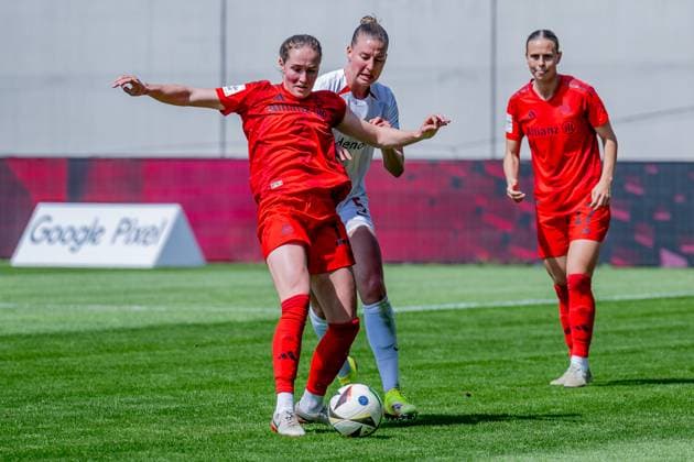 Kampf um den Ball Zweikampf zwischen Sydney Lohmann (FC Bayern Muenchen Frauen, 12) und Julia Stierli (SC Freiburg Frauen, 5). FC Bayern Muenchen Frauen vs. SC Freiburg, Fussball, Google Pixel Frauen-Bundesliga, 20. Spieltag, Saison 2024 2025, 27.04.2025. (DFL DFB REGULATIONS PROHIBIT ANY USE OF PHOTOGRAPHS as IMAGE SEQUENCES and or QUASI-VIDEO). FC Bayern Muenchen Frauen vs. SC Freiburg, Fussball, Google Pixel Frauen-Bundesliga, 20. Spieltag, Saison 2024 2025, 27.04.2025. Muenchen Copyright: xEibner-Pressefoto HeikexFeinerx EP_HFR