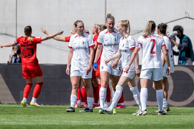 Die Freiburgerinnen sind bedient waehrend im Hintergrund die Bayern das Tor zum 1:0 feiern FC Bayern Muenchen Frauen vs. SC Freiburg, Fussball, Google Pixel Frauen-Bundesliga, 20. Spieltag, Saison 2024 2025, 27.04.2025. (DFL DFB REGULATIONS PROHIBIT ANY USE OF PHOTOGRAPHS as IMAGE SEQUENCES and or QUASI-VIDEO). FC Bayern Muenchen Frauen vs. SC Freiburg, Fussball, Google Pixel Frauen-Bundesliga, 20. Spieltag, Saison 2024 2025, 27.04.2025. Muenchen Copyright: xEibner-Pressefoto HeikexFeinerx EP_HFR