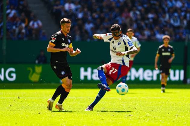 Marvin Wanitzek (Karlsruher SC, 10), Davie Selke (Hamburger SV, 27) GER, Hamburger SV vs. Karlsruher SC, Fussball, 2. Bundesliga, Spieltag 31, Saison 2024 2025, 27.04.2025 DFL REGULATIONS PROHIBIT ANY USE OF PHOTOGRAPHS AS IMAGE SEQUENCES AND OR QUASI-VIDEO GER, Hamburger SV vs. Karlsruher SC, Fussball, 2. Bundesliga, Spieltag 31, Saison 2024 2025, 27.04.2025 Hamburg