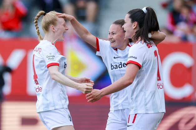 Svenja Foelmli (SC Freiburg) bejubelt ihren Treffer zum 1:1 mit Meret Felde (SC Freiburg) und Annabel Schasching (SC Freiburg), Google Pixel Frauen-Bundesliga, FC Bayern Muenchen vs SC Freiburg, FC Bayern Campus am 27. April 2025 in Muenchen, Deutschland. (Foto von Marco Steinbrenner DeFodi Images) Svenja Foelmli (SC Freiburg) celebrates after scoring her teams first goal with Meret Felde (SC Freiburg) and Annabel Schasching (SC Freiburg), Google Pixel Frauen-Bundesliga, FC Bayern Muenchen vs SC Freiburg, FC Bayern Campus, April 27, 2025 in Munich, Germany. (Photo by Marco Steinbrenner DeFodi Images) DFB DFL REGULATIONS PROHIBIT ANY USE OF PHOTOGRAPHS AS IMAGE SEQUENCES AND OR QUASI-VIDEO.