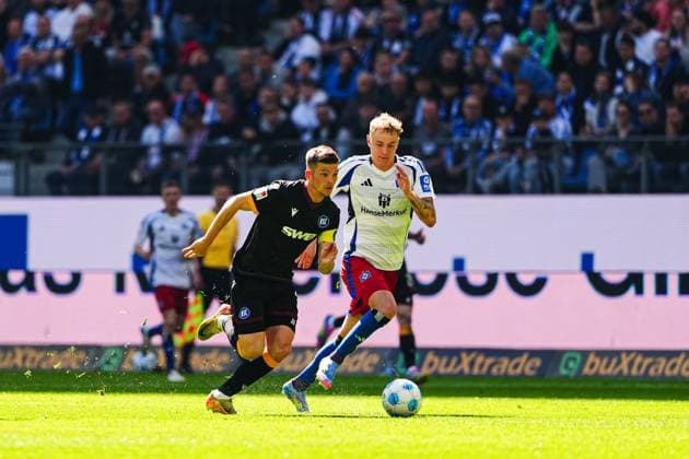 Marvin Wanitzek (Karlsruher SC, 10), Adam Karabec (Hamburger SV, 17) GER, Hamburger SV vs. Karlsruher SC, Fussball, 2. Bundesliga, Spieltag 31, Saison 2024 2025, 27.04.2025 DFL REGULATIONS PROHIBIT ANY USE OF PHOTOGRAPHS AS IMAGE SEQUENCES AND OR QUASI-VIDEO GER, Hamburger SV vs. Karlsruher SC, Fussball, 2. Bundesliga, Spieltag 31, Saison 2024 2025, 27.04.2025 Hamburg